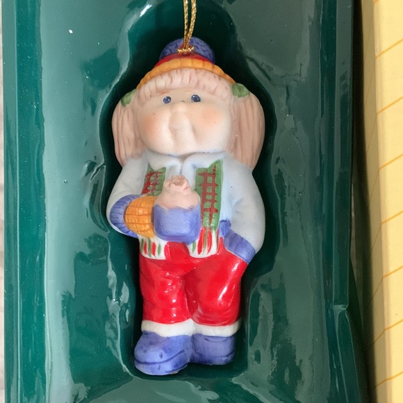 1983 Cabbage Patch ornament. EXCELLENT condition, comes with original box - Picture 3 of 4